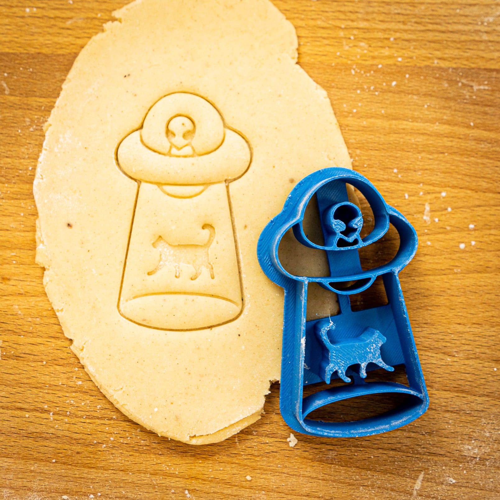 Vykrajovačka - UFO - mačka