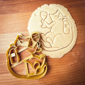 Vykrajovačka - Mačka s vínom